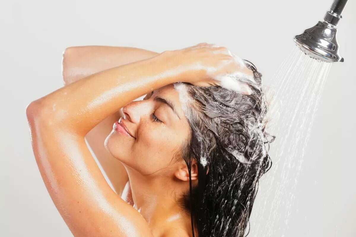 Почему быстро грязнятся волосы на голове: что делать, если даже после мытья или на второй день они выглядят как грязные, как можно их быстро сделать чистыми, какой выбрать подходящий шампунь и другие средства для решения проблемы