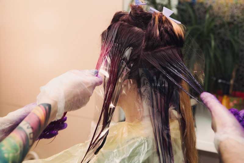 Красим волосы в домашних условиях: правила и тонкости процедуры