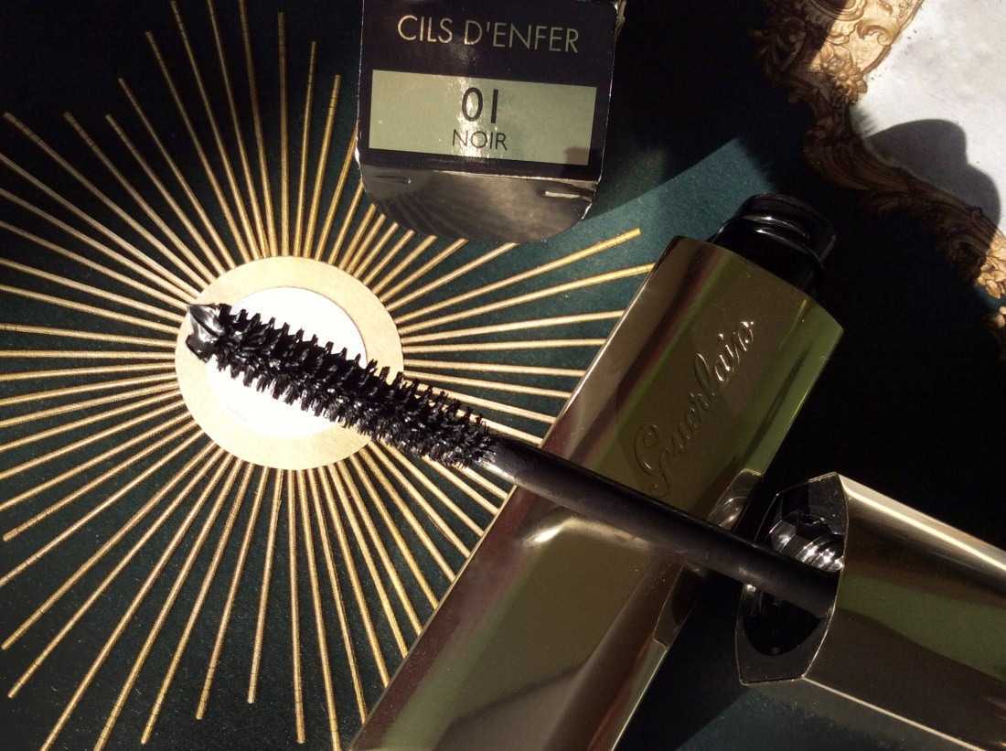 Тушь в золотом тюбике. Тушь герлен. Тушь Guerlain cils d'enfer. Тушь герлен с силиконовой кисточкой. Тушь герлен коричневая.