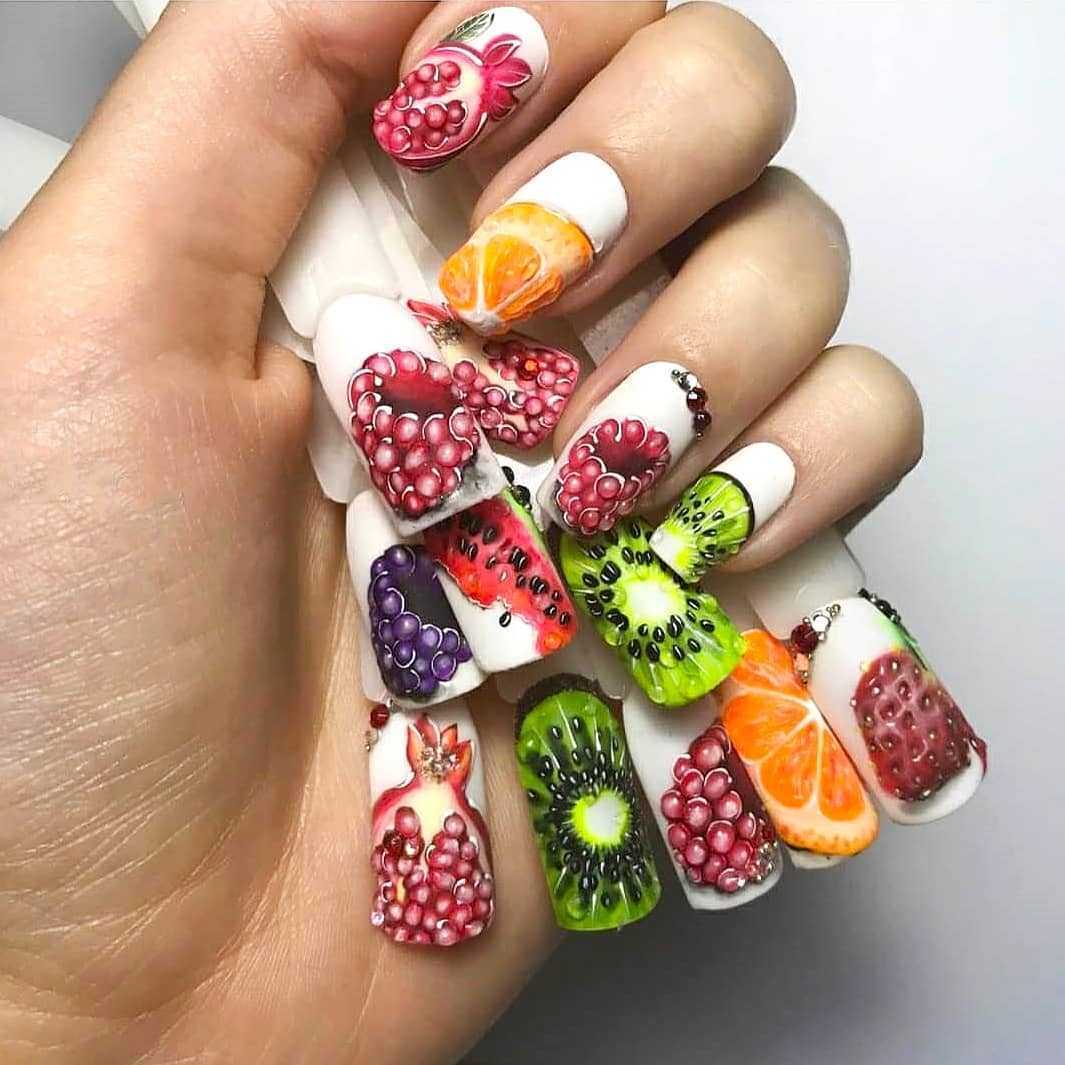 Модный маникюр с фруктами и ягодами 2020-2021 на короткие и длинные ногти Фото трендового дизайна ногтей с клубникой, арбузом, вишнями, малиной, киви, ананасом, апельсином и лимоном