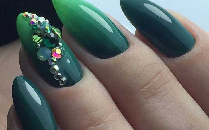 Модный зеленый маникюр 2022 на короткие и длинные ногти Фото красивого и трендового дизайна с блестками, матовый, френч, сочетание зеленого с другими цветами лака