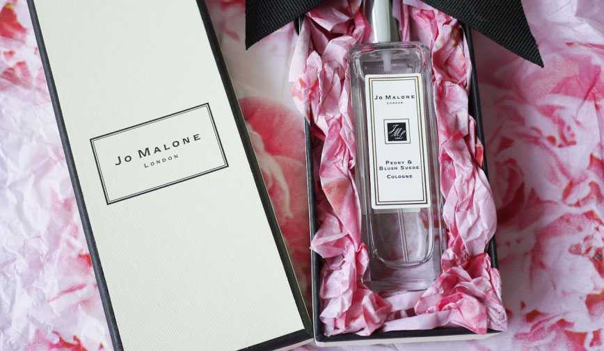 Jo malone как отличить оригинал. Живанши пудровый аромат. Духи в пудрового цвет. Духи пудрового цвета бутылочка. Body and hair Oil Jo Malone Peony.